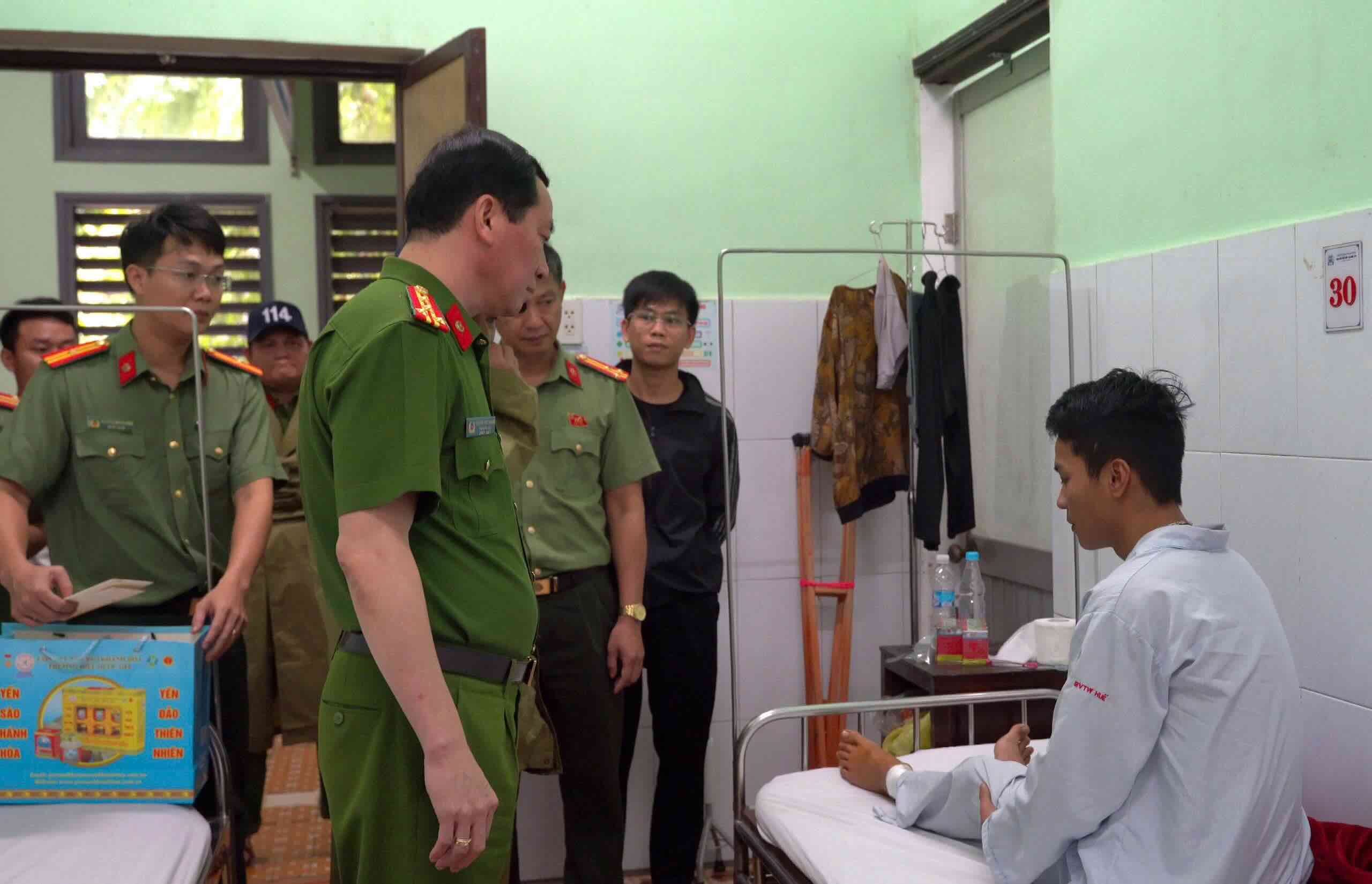 후에시 공안 지도자들이 폭우 속에서 주민들을 구출하다 부상당한 군인들을 격려하고 있습니다. 사진: T. 홍.