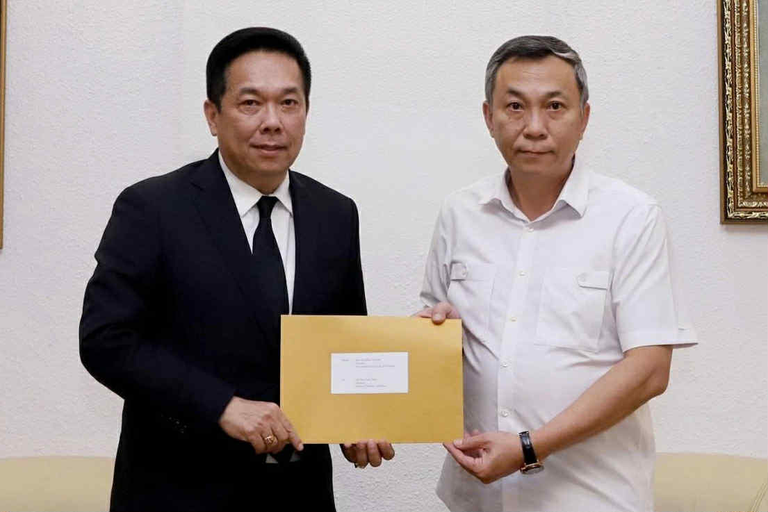 Vice President of the Football Association of Thailand (left) transfers the apology letter of the Football Association of Thailand to President of the Vietnam Football Federation Tran Quoc Tuan. Photo: VFF