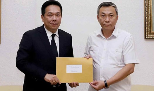 Phó Chủ tịch Liên đoàn bóng đá Thái Lan (trái) chuyển thư xin lỗi của Liên đoàn bóng đá Thái Lan tới Chủ tịch Liên đoàn bóng đá Việt Nam Trần Quốc Tuấn. Ảnh: VFF