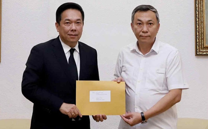 Vice President of the Football Association of Thailand (left) transfers the apology letter of the Football Association of Thailand to President of the Vietnam Football Federation Tran Quoc Tuan. Photo: VFF