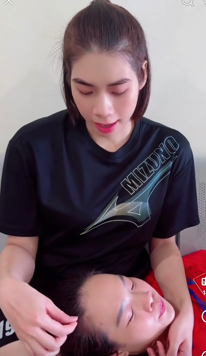 Lam Oanh va Kim Thoa la cap ban than o doi tuyen bong chuyen nu Viet Nam. Anh: Cat tu video