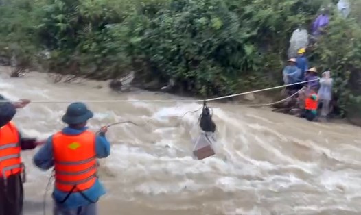Kịp thời hỗ trợ lương thực cho người dân bị cô lập do mưa lũ. Ảnh: Biên phòng TP Huế