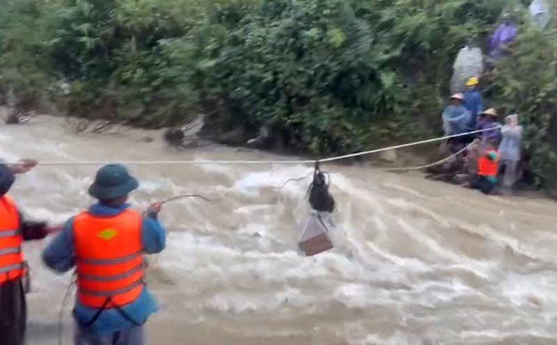 Timely food support for people isolated by floods. Photo: Hue City Border Guard