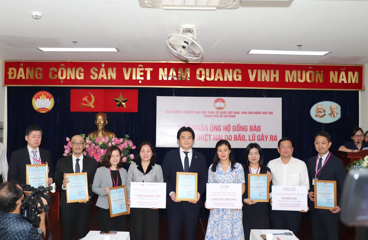 A representative of the Vietnam Fatherland Front Committee of Ho Chi Minh City received a contribution of more than VND 4.6 billion from AEON Group in Vietnam. Photo: AEON Vietnam