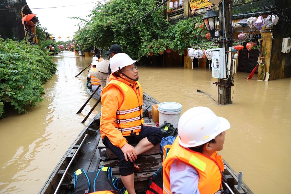 EVNCPC の指導者は、ホイアンとダナンの洪水地域での電気事故を調査しています。写真：EVNCPC