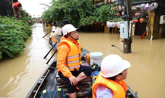 Lãnh đạo EVNCPC kiểm tra sự cố điện ở vùng lũ Hội An, Đà Nẵng. Ảnh: EVNCPC