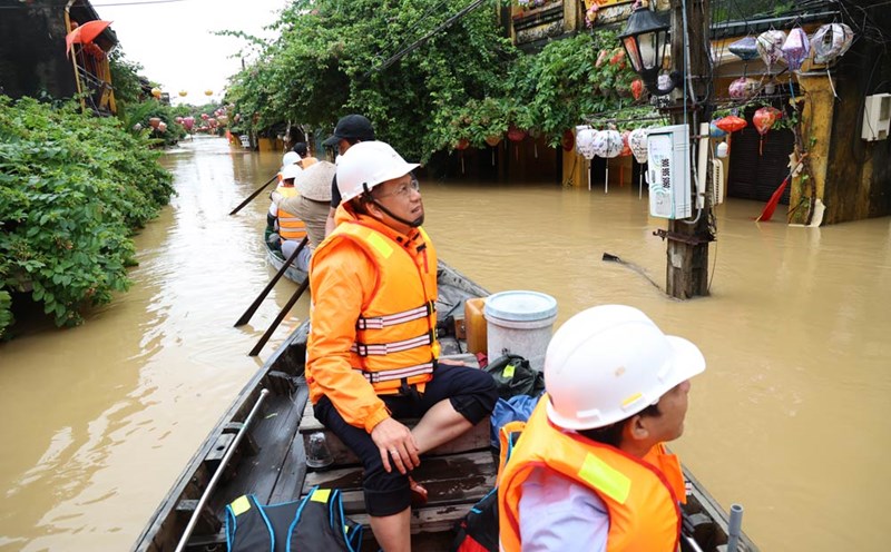 EVNCPC leaders inspect the electricity incident in the flooded areas of Hoi An and Da Nang. Photo: EVNCPC