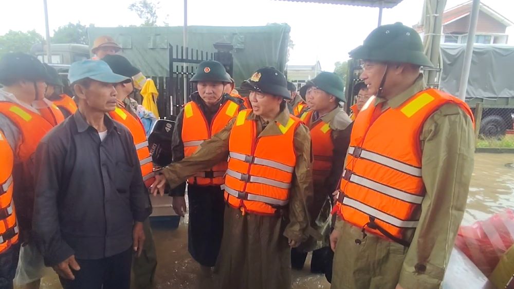 Tran Hong Ha 부총리가 다낭 침수 지역을 점검하기 위해 물속을 걷고 있습니다. 사진: Tran Thi