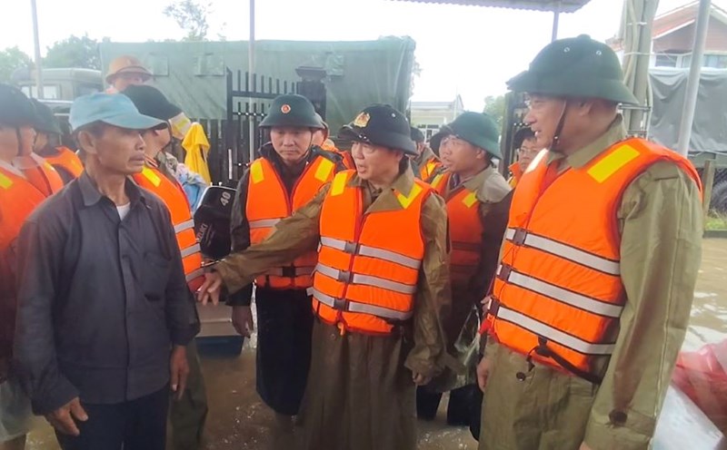 Deputy Prime Minister Tran Hong Ha waded through water to inspect the flooded area of Da Nang. Photo: Tran Thi