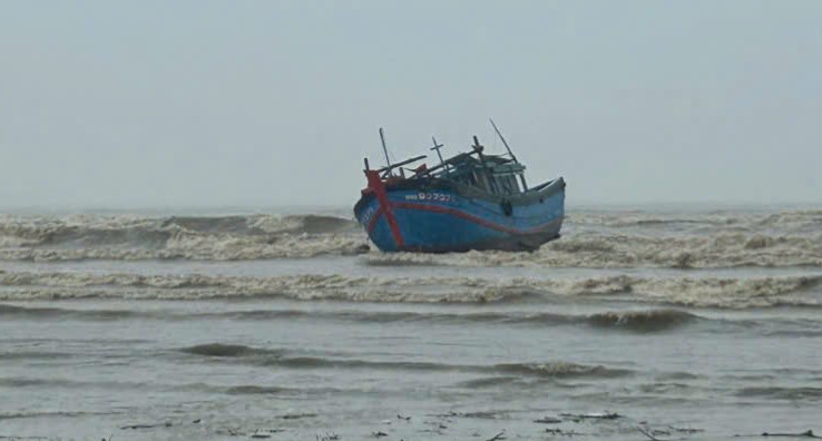 Quang Ngai fishing boat broke anchor and drifted at sea. Photo: Duc Minh