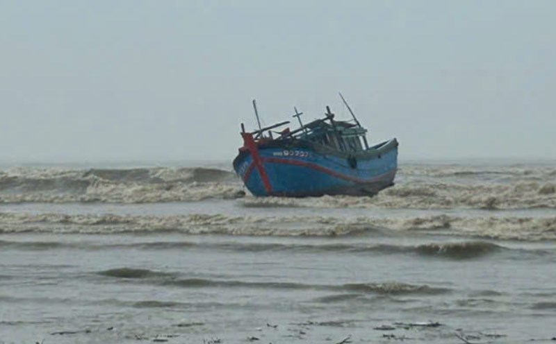 Quang Ngai fishing boat broke anchor and drifted at sea. Photo: Duc Minh