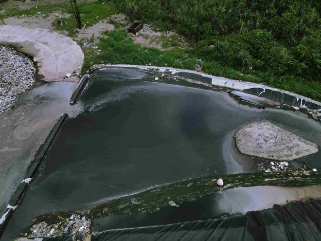 Nuoc thai tu bai rac thung Quen Kho chay ra khu vuc duong noi bo boc mui hoi thoi. Anh: Nguyen Truong