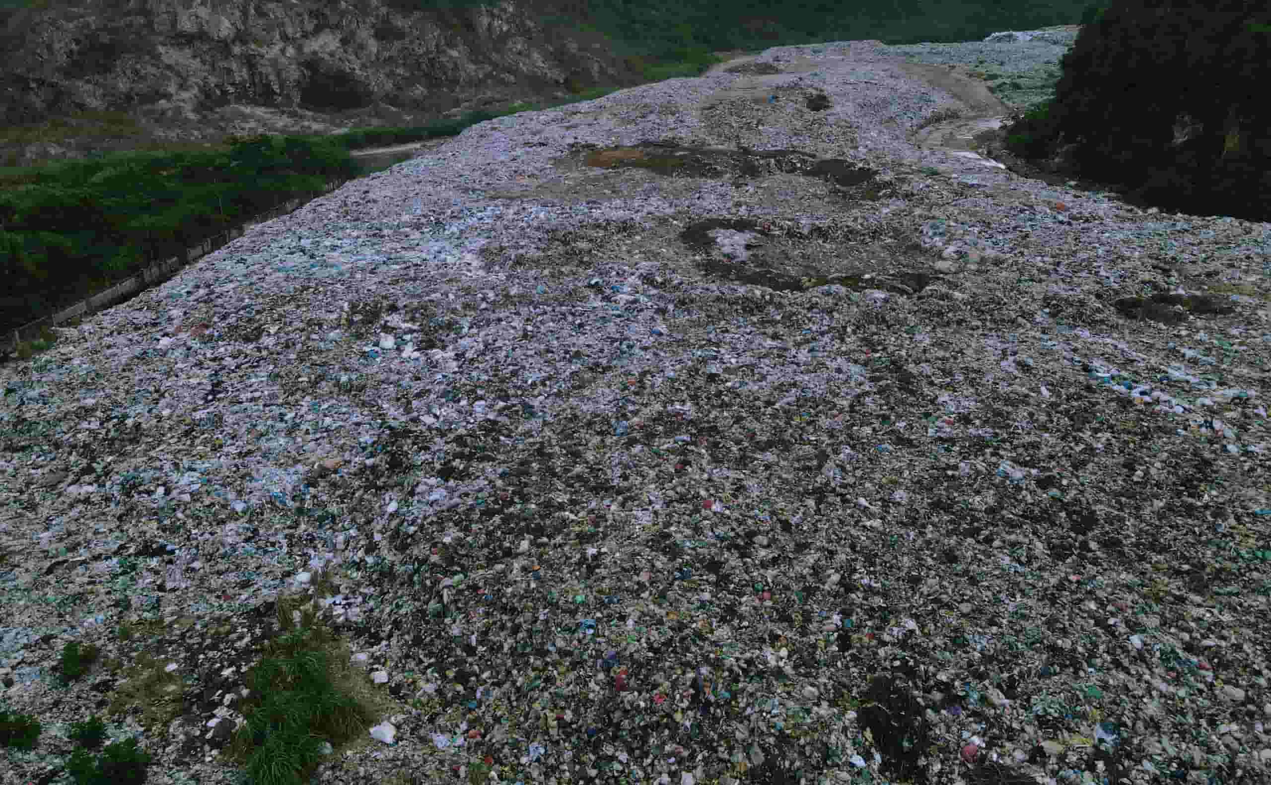 Hundreds of thousands of tons of waste remaining at the Quyen Khoi Valley landfill (Trung Son Ward, Ninh Binh) have not been treated. Photo: Nguyen Truong