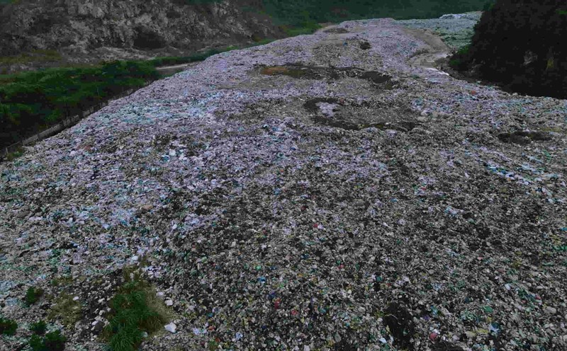 Hundreds of thousands of tons of waste remaining at the Quyen Khoi Valley landfill (Trung Son Ward, Ninh Binh) have not been treated. Photo: Nguyen Truong