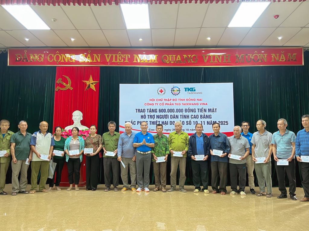 The Red Cross Society of Dong Nai province has presented 600 gifts to the people of Cao Bang. Photo: Huyen Trang