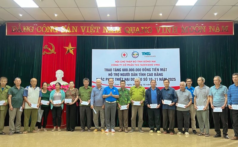 The Red Cross Society of Dong Nai province has presented 600 gifts to the people of Cao Bang. Photo: Huyen Trang