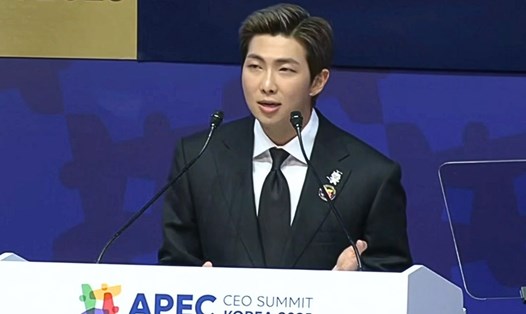 RM (BTS) phát biểu tại Hội nghị thượng đỉnh CEO APEC 2025. Ảnh: cắt từ video