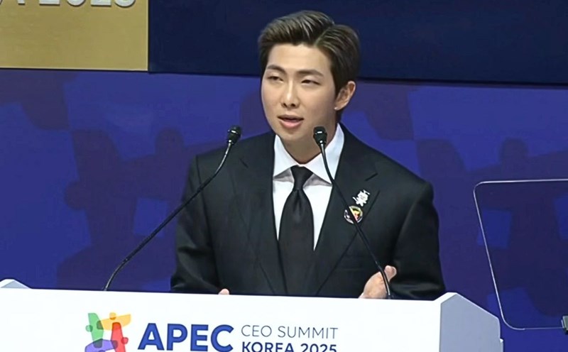 RM (BTS) spoke at the APEC 2025 CEO Summit. Photo: cut from video