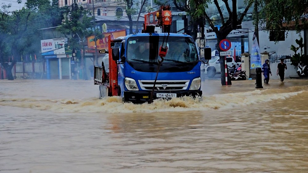 홍수가 다시 불어나 후에 중심부가 깊이 침수되고 교통이 혼란스러워졌습니다. 사진: Nguyen Luan