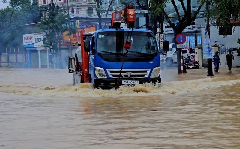 Floodwaters rose again, the center of Hue was deeply flooded with chaotic traffic. Photo: Nguyen Luan