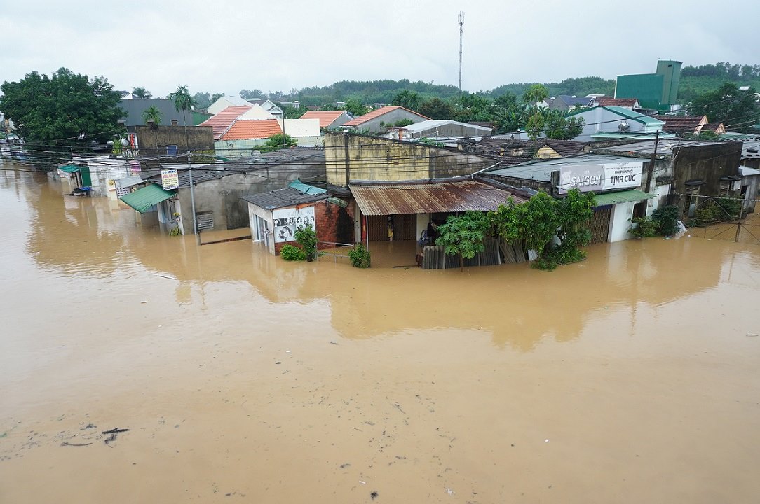 Nuoc lu song Tra Khuc dang dang cao, tran vao cac khu dan cu. Anh: Vien Nguyen