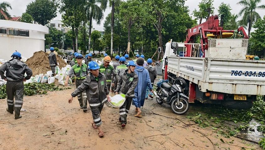 Cong nhan van chuyen cat vao bit mieng cong. Anh: Vien Nguyen