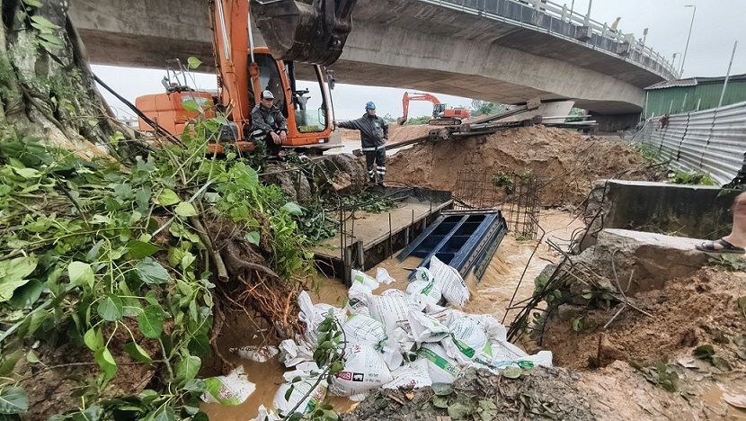 Dung cat ngan vi tri mieng cong lam nuoc song Tra Khuc tran nguoc vao trong. Anh: Vien Nguyen