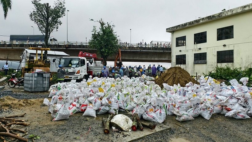 Sandbags were prepared by functional forces in Quang Ngai to block the sewers. Photo: Vien Nguyen
