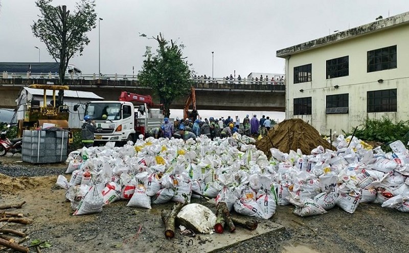Sandbags were prepared by functional forces in Quang Ngai to block the sewers. Photo: Vien Nguyen