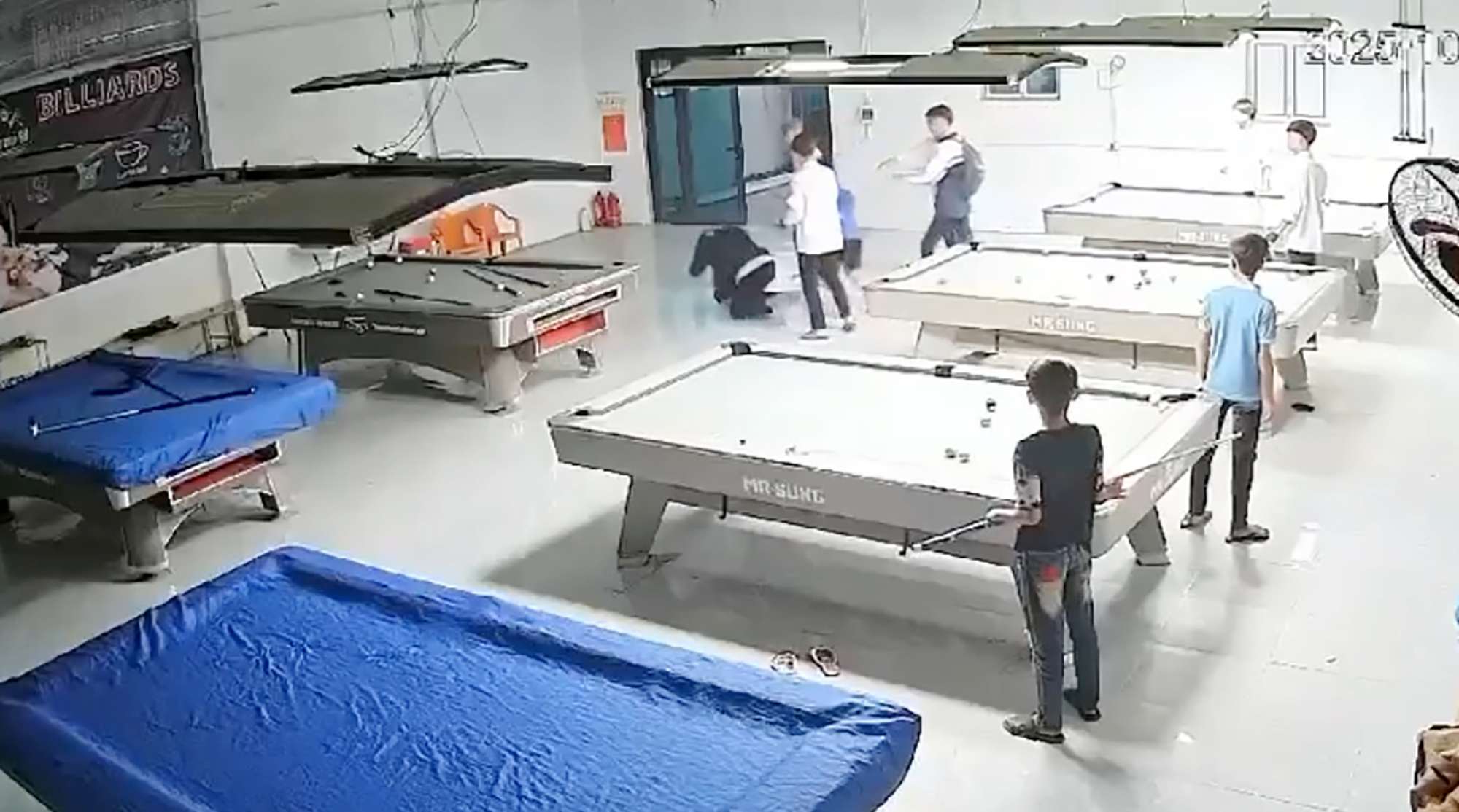 A student was beaten by a gang in a bid restaurant in Bich Hao commune, Nghe An. Photo cut from video clip