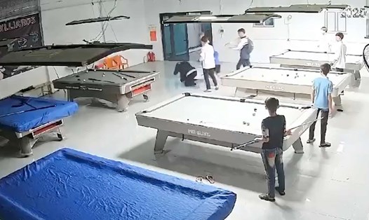 Một học sinh bị đánh hội đồng trong quán bida ở xã Bích Hào, Nghệ An. Ảnh cắt từ video clip