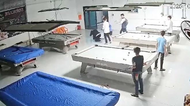 Một học sinh bị đánh hội đồng trong quán bida, phải nhập viện cấp cứu