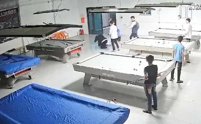 A student was beaten by a gang in a bid restaurant in Bich Hao commune, Nghe An. Photo cut from video clip