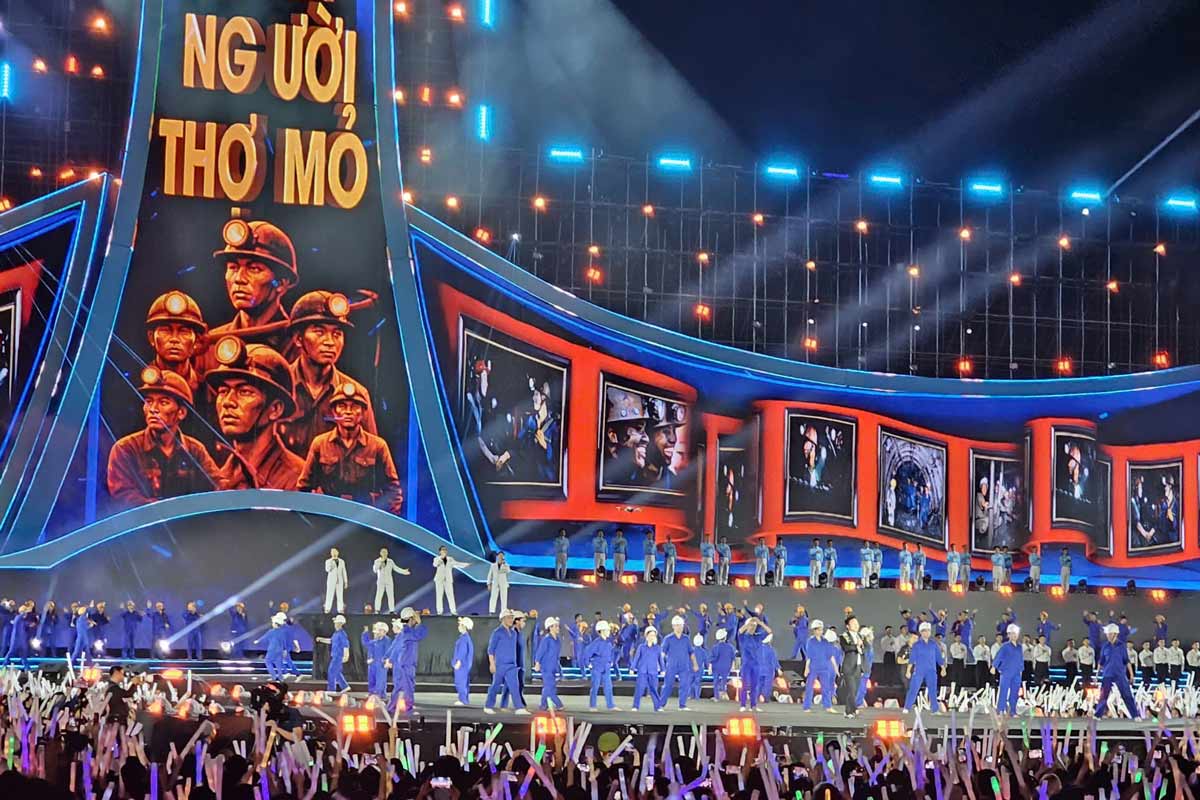 英雄的なクアンニン鉱山の土地についての壮大な歌で、「規律と一貫性」の伝統を再現しています。写真：ドアン・フン