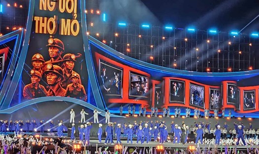 Các ca khúc hùng tráng về vùng đất Mỏ Quảng Ninh anh hùng, tái hiện truyền thống “Kỷ luật và Đồng tâm”. Ảnh: Đoàn Hưng