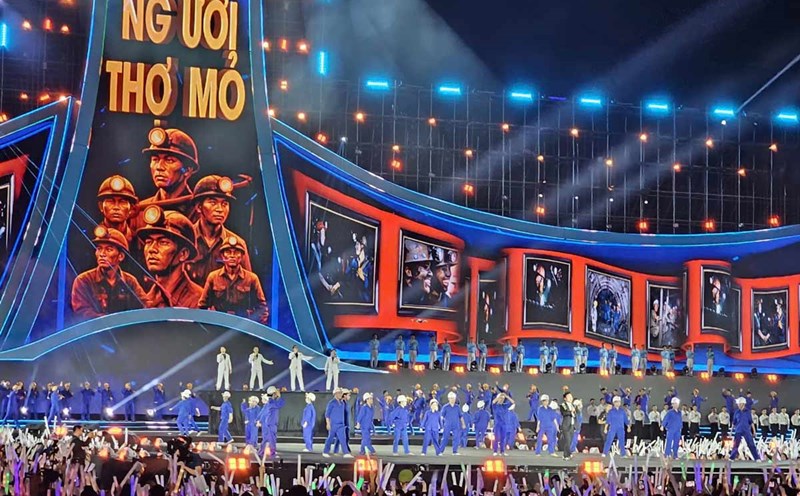 The majestic songs about the heroic land of Quang Ninh Mining, recreating the tradition of "discipline and Unity". Photo: Doan Hung