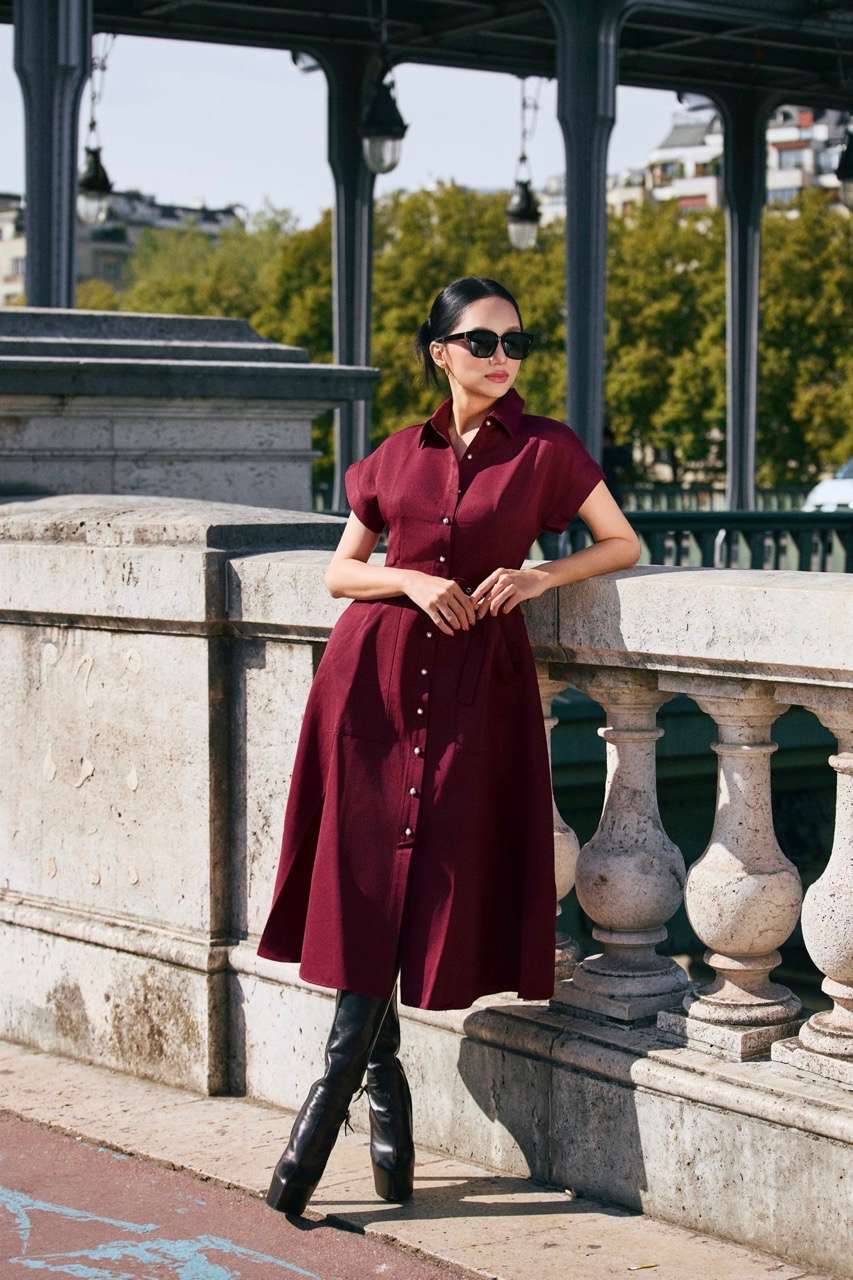 Truoc them Miss Universe 2025, co chon hanh trinh chau Au lam “ban tuyen ngon” cho phong cach song va thoi trang cua chinh minh: thanh lich, doc lap va manh me.