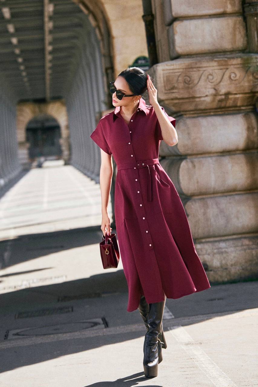 Khoac len minh nhung thiet ke trong gam burgundy kinh dien, Huong Giang ghi dau bang than thai quyen ru nhung day tu chu. Tren nen khaki van cao cap, thiet ke shirt dress dung phom hien dai, co dung va belt that eo duoc tiet che tinh te, giup ton len ve thanh lich va khi chat sang trong.