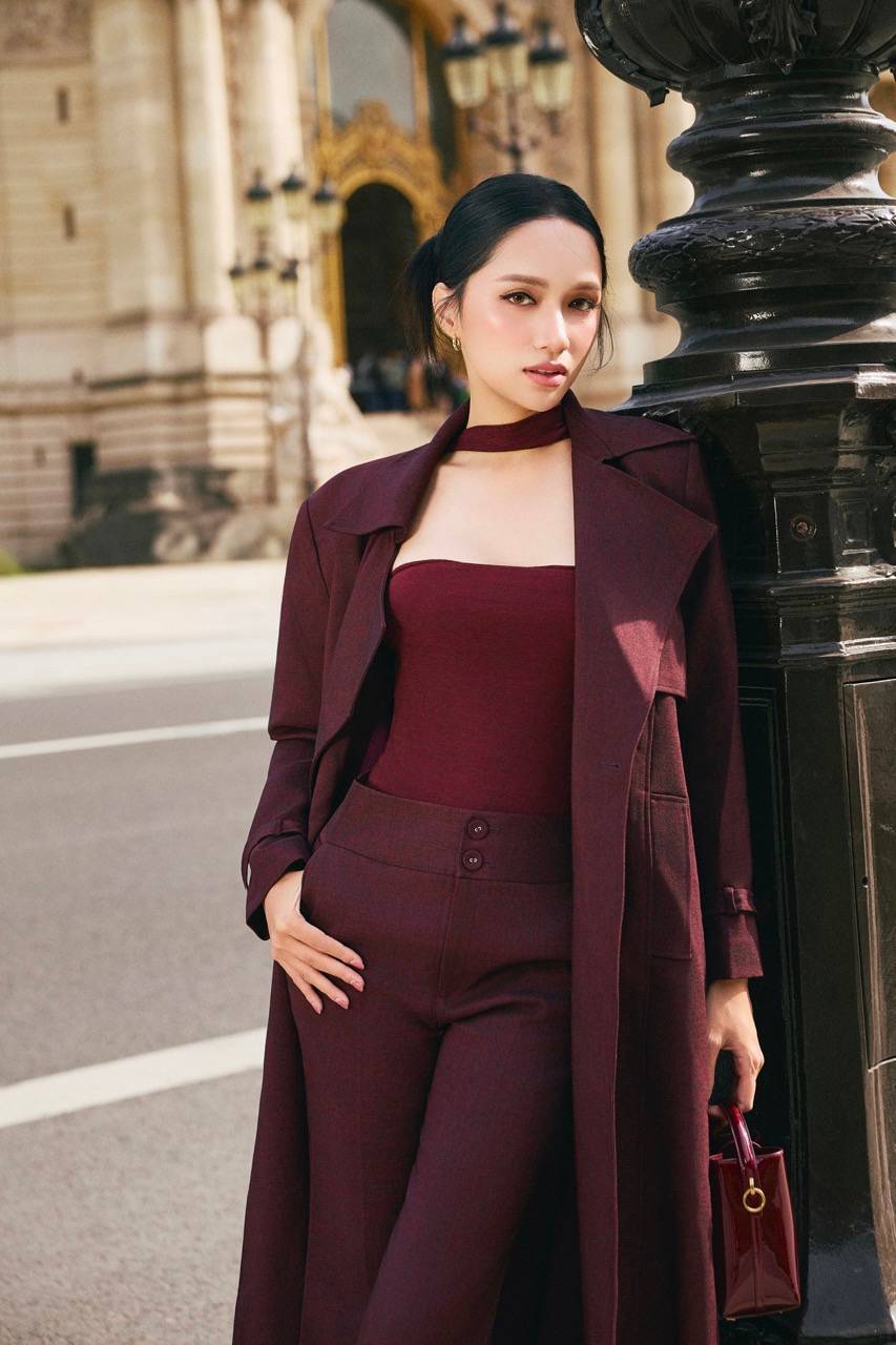 Giua khung canh co dien cua chau Au, sac burgundy qua cach the hien cua Huong Giang tro nen song dong – khong con la gam mau tram mac ma tro thanh bieu tuong cua nghi luc va ban linh. Co nhu ke lai cau chuyen cua chinh minh qua ngon ngu thoi trang: dam mo, dam khac biet va dam chinh phuc.