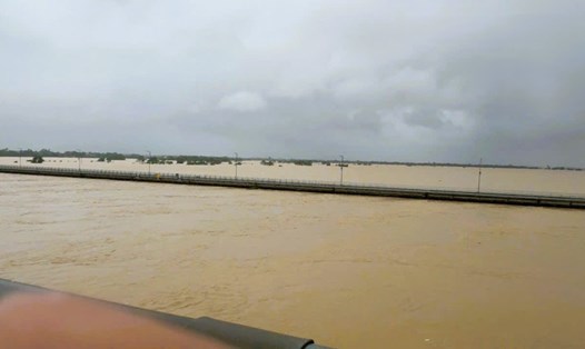 Mực nước sông Thu Bồn dâng cao, chảy xiết khiến toàn bộ khu vực cầu Câu Lâu (nối Quảng Nam cũ - Đà Nẵng trên Quốc lộ 1A) ngập sâu, dòng nước cuộn xoáy vào chiều tối 28.10. Ảnh: Hoàng Bin