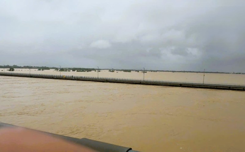 The water level of Thu Bon River rose, flowing rapidly, causing the entire Cau Lau bridge area (connecting the old Quang Nam - Da Nang on National Highway 1A) to be deeply flooded, with the water flow turning around on the evening of October 28. Photo: Hoang Bin
