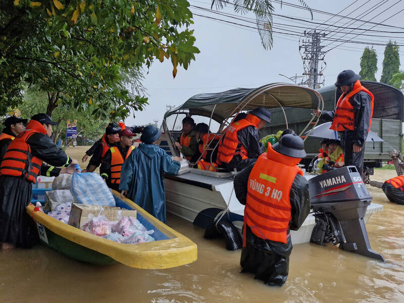 Vung 3 Hai quan cho thuoc men, thuc pham, nuoc uong cho vung bi co lap o Hoi An chieu toi 29.10. Anh: Thu Giang