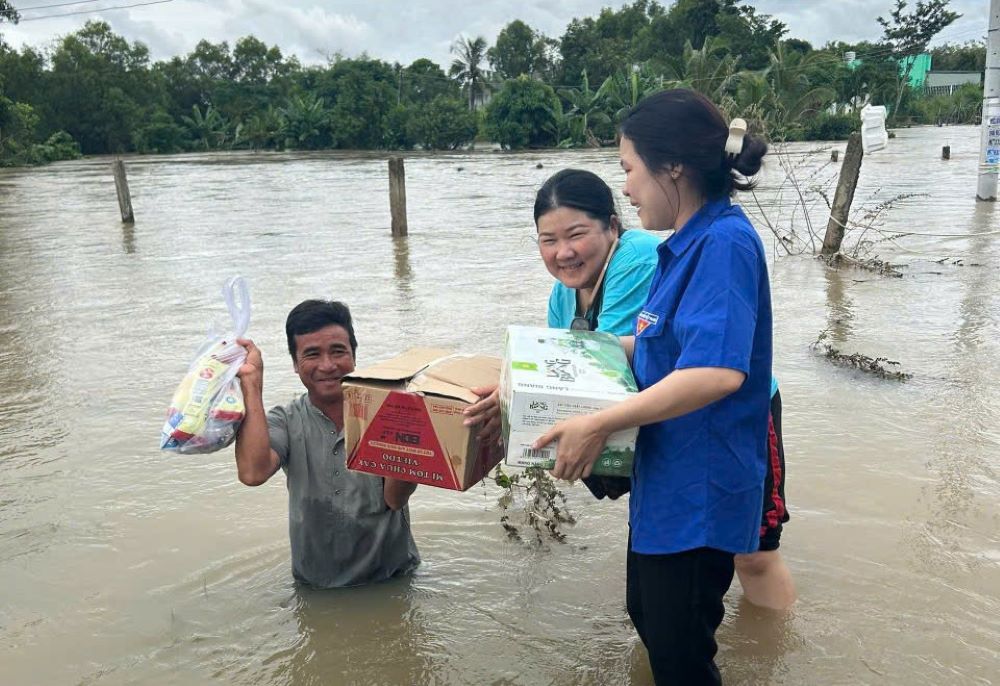 Donacion de articulos de primera necesidad a los hogares inundados profundamente en Lam Dong. Foto: Duy Tuan
