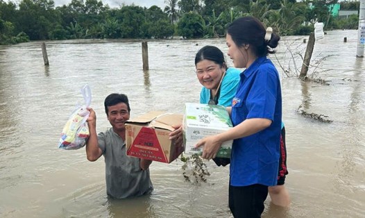 Tặng nhu yếu phẩm cho các hộ dân bị ngập sâu ở Lâm Đồng. Ảnh: Duy Tuấn