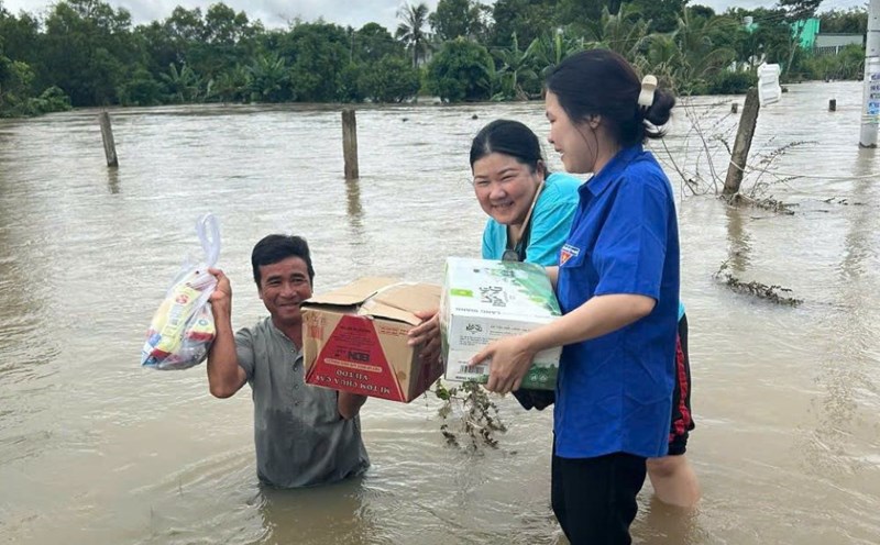 Giving necessities to deeply flooded households in Lam Dong. Photo: Duy Tuan