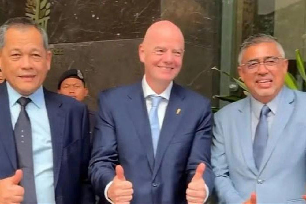 The suspended FAM secretary general Noor Azman (right) stands next to FIFA President Infantino. Photo: Cut from video