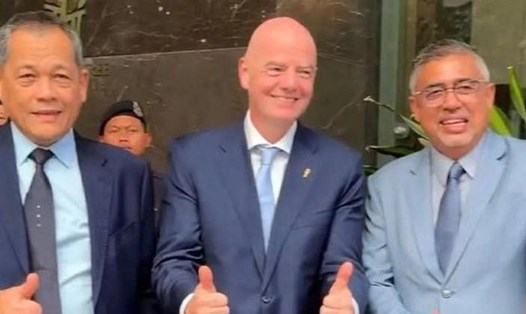 Tổng thư kí FAM đang bị đình chỉ Noor Azman (phải) đứng cạnh Chủ tịch FIFA Infantino. Ảnh: Cắt từ video