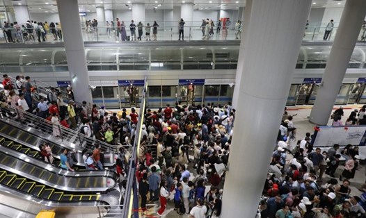 Hành khách đi Metro số 1 từ ga Bến Thành. Ảnh: Anh Tú