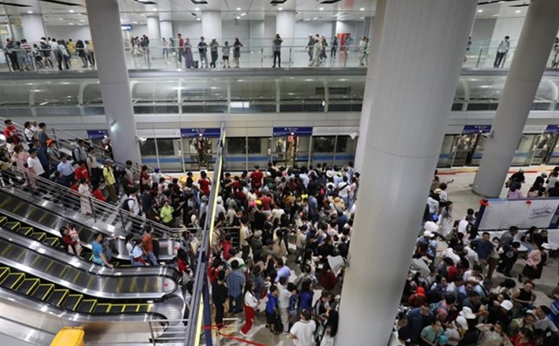 Passengers take Metro Line 1 from Ben Thanh Station. Photo: Anh Tu
