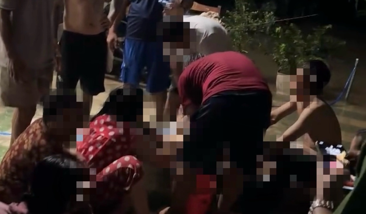 Be gai khi duoc vot len bo da tu vong. Anh: Duy Tuan